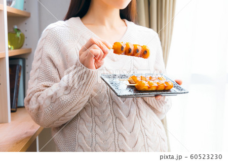 団子を食べる妊婦　みたらし団子 60523230