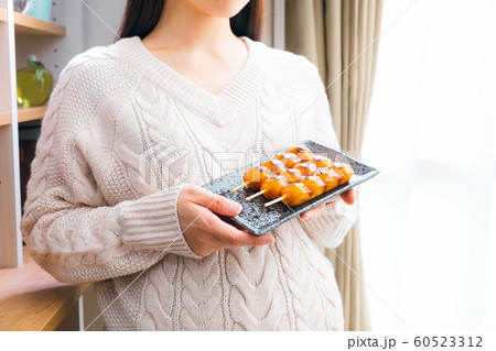 団子を食べる妊婦　みたらし団子 60523312