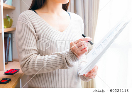 書類に印鑑をつく女性 60525118