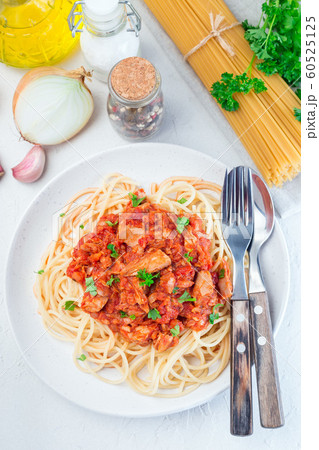 Spaghetti with tuna and tomato basil sauce Spaghetti with tuna and tomato basil sauce 60525125