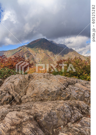 秋の天神峠から谷川岳への登山道からみた風景 秋の天神峠から谷川岳への登山道からみた風景 60525282