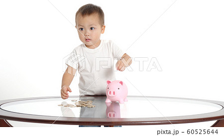 貯金をする男の子 貯金をする男の子 60525644