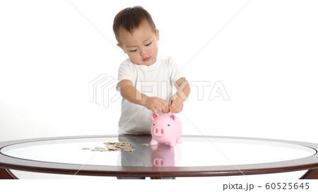貯金をする男の子 貯金をする男の子 60525645