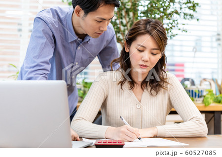 家計管理 家計簿 深刻な夫婦 家計管理 家計簿 深刻な夫婦 60527085