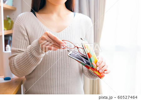 眼鏡を取り出す、しまう女性　メガネケース 60527464