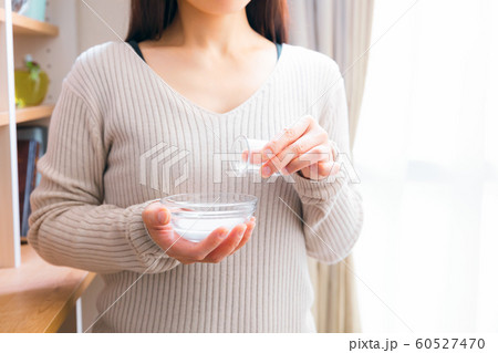 重曹ペーストを作る女性 水 漂白剤 重曹ペーストを作る女性 水 漂白剤 60527470