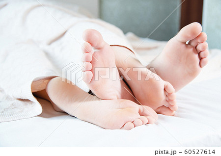 young feet Close-up of the feet of a young couple sticking...の写真素材 [60527614] - PIXTA