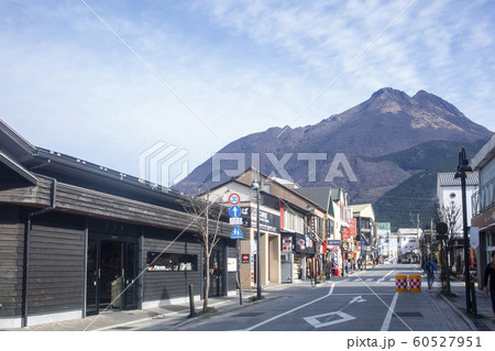 由布岳と駅前通り 60527951