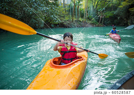 カヌーを楽しむ子供 60528587