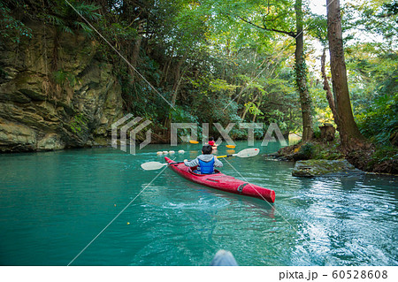 カヌーを楽しむ子供 カヌーを楽しむ子供 60528608