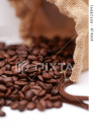 コーヒー豆 (珈琲豆 小粒 焙煎 飲食 実 飲み物 ドリンク ブレンド カフェイン コピースペース) コーヒー豆 (珈琲豆 小粒 焙煎 飲食 実 飲み物 ドリンク ブレンド カフェイン コピースペース) 60528941