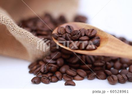 コーヒー豆 (珈琲豆 小粒 焙煎 飲食 実 飲み物 ドリンク ブレンド カフェイン コピースペース) 60528961