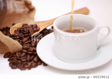 コーヒー豆 (珈琲豆 小粒 焙煎 飲食 実 飲み物 ドリンク ブレンド カフェイン コピースペース) コーヒー豆 (珈琲豆 小粒 焙煎 飲食 実 飲み物 ドリンク ブレンド カフェイン コピースペース) 60529012