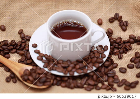 コーヒー豆 (珈琲豆 小粒 焙煎 飲食 実 飲み物 ドリンク ブレンド カフェイン コピースペース) コーヒー豆 (珈琲豆 小粒 焙煎 飲食 実 飲み物 ドリンク ブレンド カフェイン コピースペース) 60529017