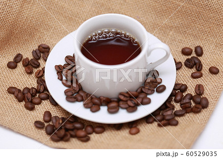 コーヒー豆 (珈琲豆 小粒 焙煎 飲食 実 飲み物 ドリンク ブレンド カフェイン コピースペース) 60529035