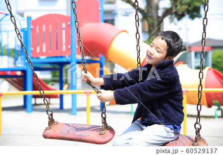 公園で遊ぶ子供 60529137
