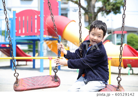 公園で遊ぶ子供 60529142