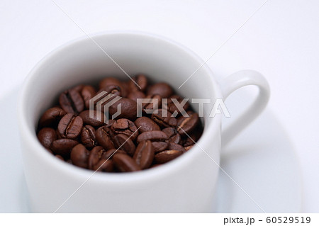 コーヒー豆 (珈琲豆 小粒 焙煎 飲食 実 飲み物 ドリンク ブレンド カフェイン コピースペース) 60529519