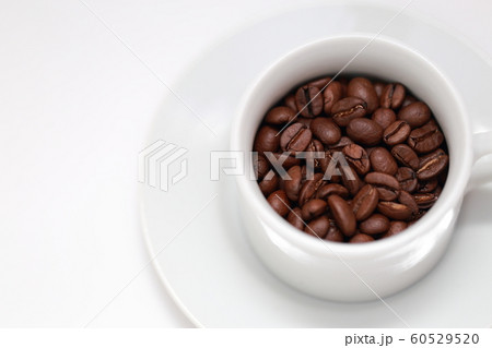 コーヒー豆 (珈琲豆 小粒 焙煎 飲食 実 飲み物 ドリンク ブレンド カフェイン コピースペース) 60529520
