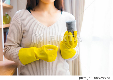 スチールウールを持つ女性 60529578