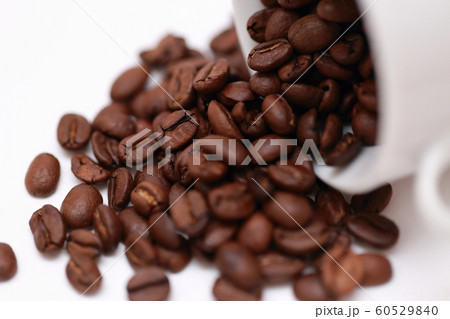 コーヒー豆 (珈琲豆 小粒 焙煎 飲食 実 飲み物 ドリンク ブレンド カフェイン コピースペース) 60529840