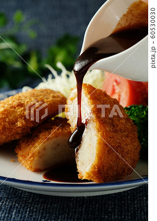 牛肉のコロッケ ソースをかけて 牛肉のコロッケ ソースをかけて 60530030
