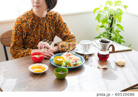 朝食 女性 ライフスタイル 朝食 女性 ライフスタイル 60530086