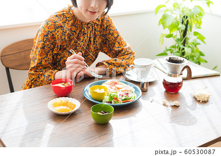 朝食　女性　ライフスタイル 60530087