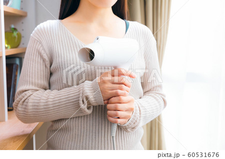 ドライヤーを持つ女性 ドライヤーを持つ女性 60531676