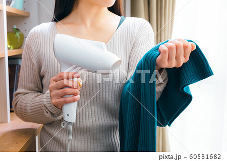 衣服を乾かす女性 ドライヤー 衣服を乾かす女性 ドライヤー 60531682