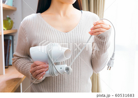 ドライヤーを持つ女性 ドライヤーを持つ女性 60531683