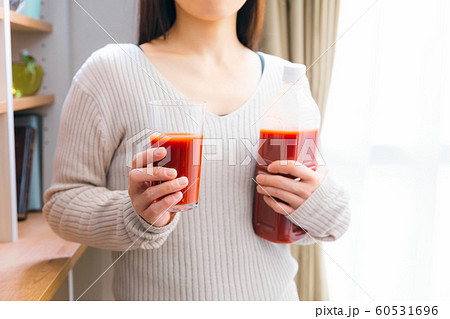 トマトジュースを飲む女性 トマトジュースを飲む女性 60531696