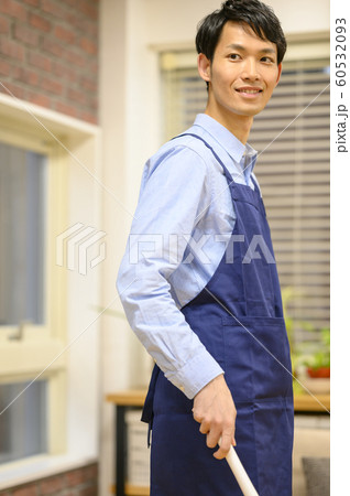 エプロン 男性 モップ / 掃除イメージ エプロン 男性 モップ / 掃除イメージ 60532093
