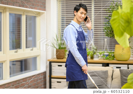 エプロン 男性 モップ / 掃除イメージ エプロン 男性 モップ / 掃除イメージ 60532110