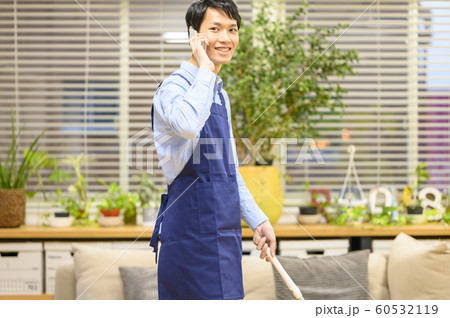 エプロン 男性 モップ / 掃除イメージ エプロン 男性 モップ / 掃除イメージ 60532119
