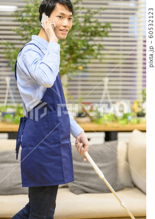 エプロン　男性　モップ　／　掃除イメージ 60532123