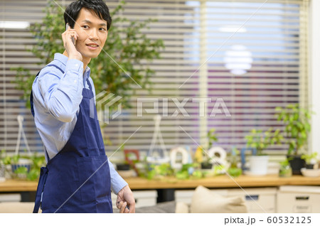 エプロン　男性　モップ　／　掃除イメージ 60532125