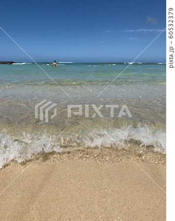 ハワイ 波 海 青空 ホノルル ワイキキ ビーチ ホテル 60532379
