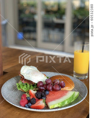 ハワイ モーニング 朝食 フルーツ ベーグル ホノルル ワイキキ ビーチ ホテル 60532380