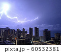 ハワイ 夜空   ビル 夜景 雷 稲妻 ホノルル ワイキキ ビーチ ホテル 60532381