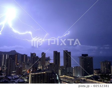 ハワイ 夜空   ビル 夜景 雷 稲妻 ホノルル ワイキキ ビーチ ホテル 60532381