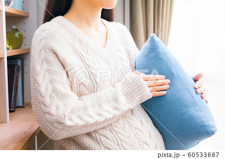 クッションを持つ妊婦 クッションを持つ妊婦 60533687