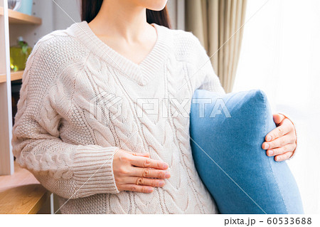 クッションを持つ妊婦 60533688