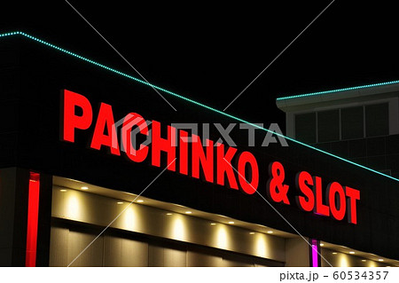 パチンコ店のネオン看板 60534357
