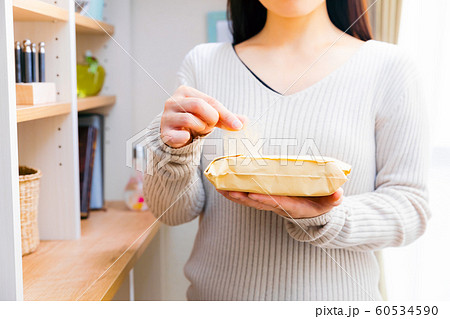 郵便物を開封する女性 60534590