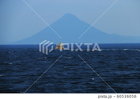 海に浮かぶ開聞岳　大隅海峡 60536056
