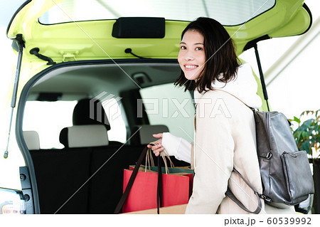 女性　買い物　車 60539992
