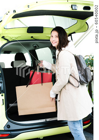 女性　買い物　車 60540002