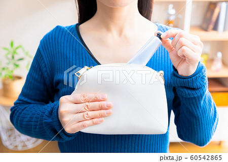 ハンドクリーム ポーチ 取り出す 入れる 60542865