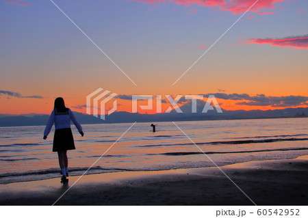 女子高生と夕暮れの富士山の写真素材 女子高生と夕暮れの富士山の写真素材